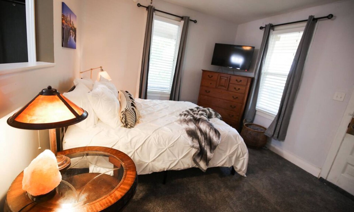Northeast Minneapolis Arts District Apartment | Spacious Victorian 3BR Long Stays by Lux Life