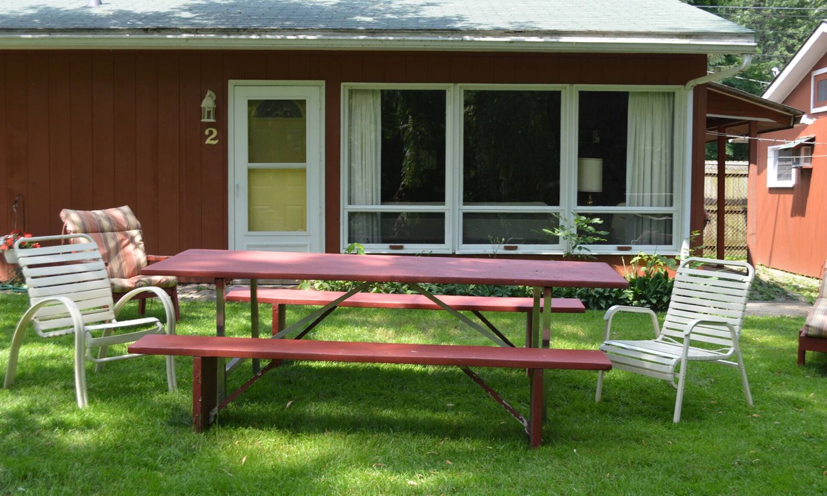 Lakeside Cottage | SPRING & FALL DISCOUNT! One Bedroom Cottage with Private Beach!