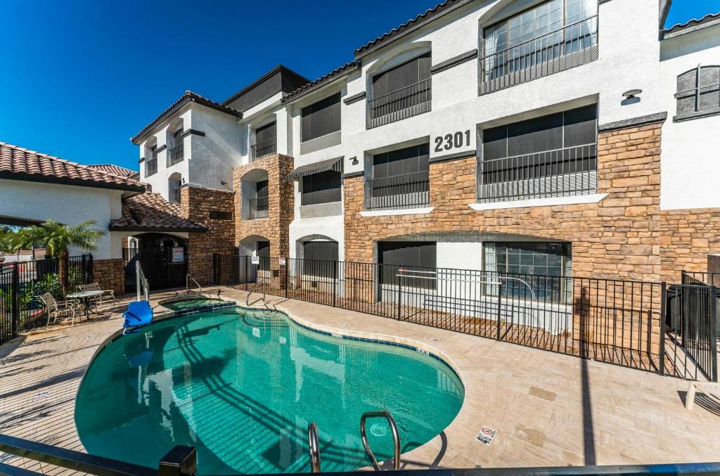 Tempe Apartment | Studio Full Kitchen Tempe Studio w pool, jacuzzi, gym perfect location No Pets
