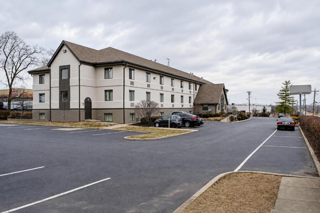Springdale Hotel | Studio Lodge - Cincinnati - Springdale