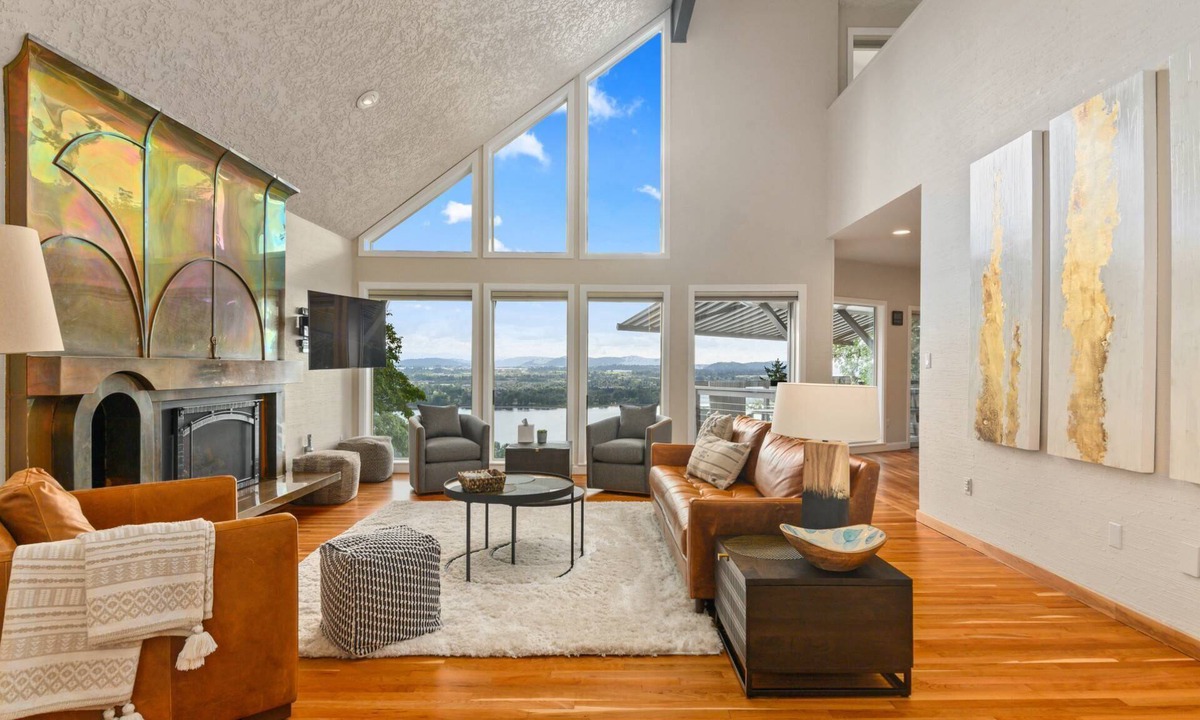 Camas House | Stunning Panoramic River and Mountain Views, Huge Covered Decks, Fire-Pit, Ping Pong, Gym, & More