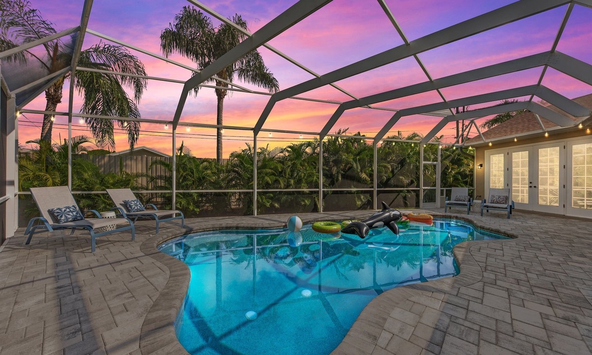 Sarasota House | Sunset Cove - Saltwater private Pool - 1.5 miles from Siesta Key Beach
