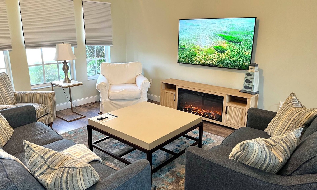 San Carlos Park House | Super Clean, Comfortable, & Centrally Located near RSW and FGCU