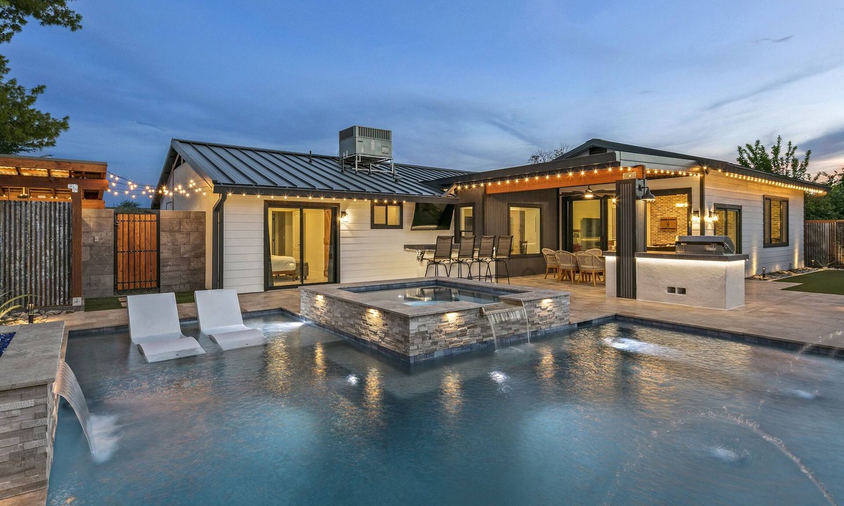 Bellair House | The Copper Haven: Luxurious Heated Salt Pool & Spa w/Game Room