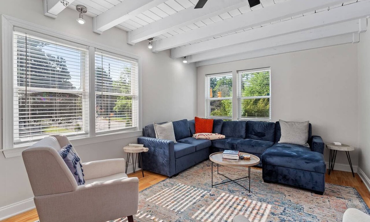 Downtown House | The Gathering House | Sleeps 15 + Games + Parking