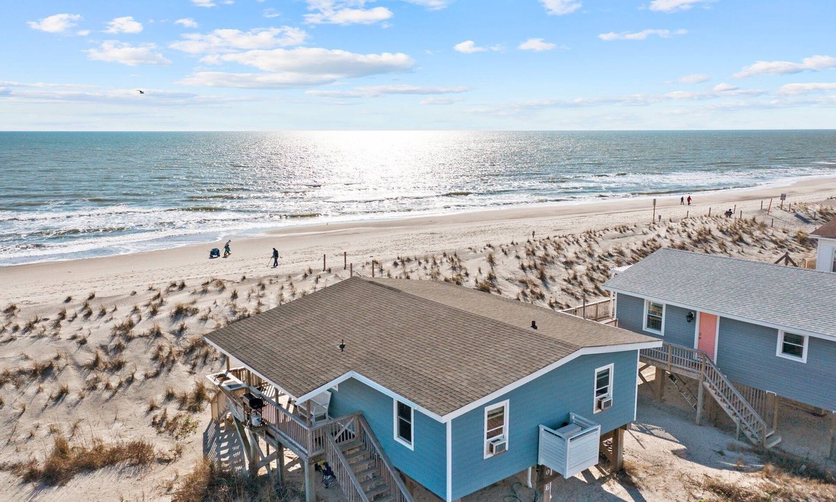Long Beach Cottage | Timeless Oceanfront Cottage Near Pier with Grill & Fishing Station