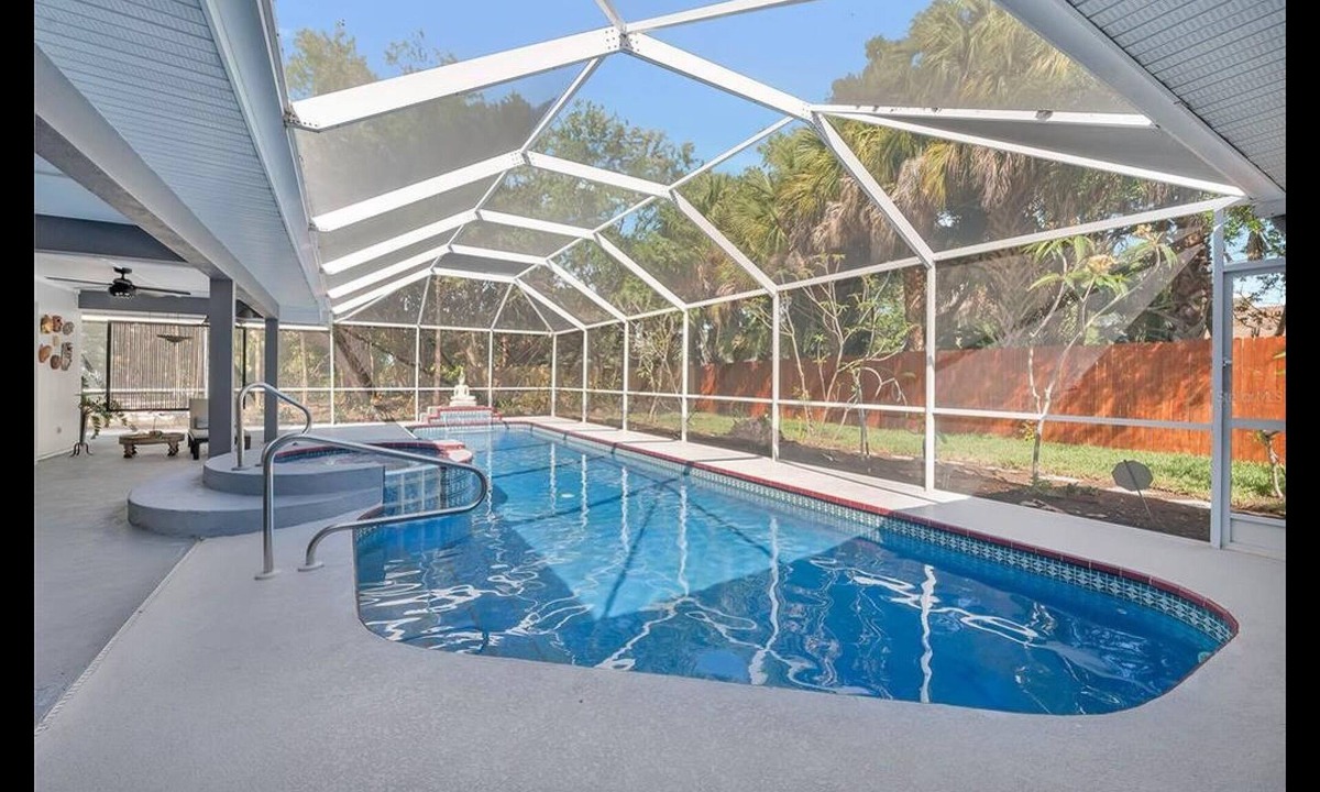 Sorrento Shores House | Tropical pool home close to beaches