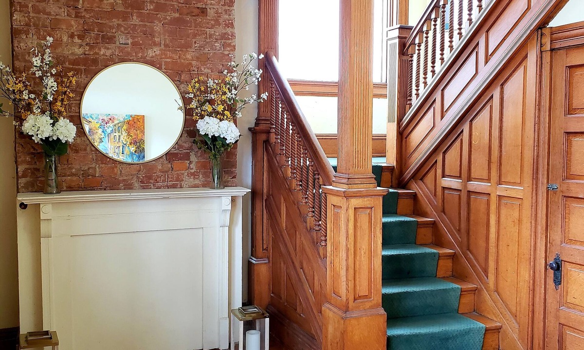 East Walnut HIlls Condo | Victorian Beauty turned condo - 5 min to downtown!