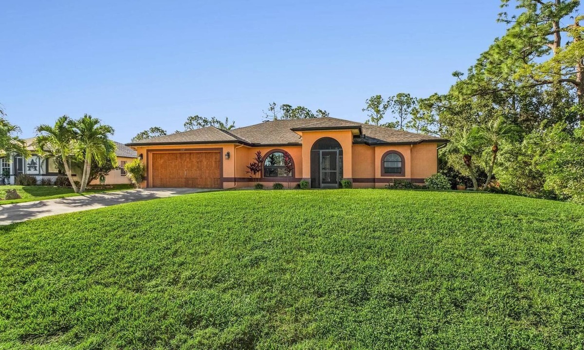 Centennial Villa | Villa Poolside Paradise: Unwind in Tropical Style!