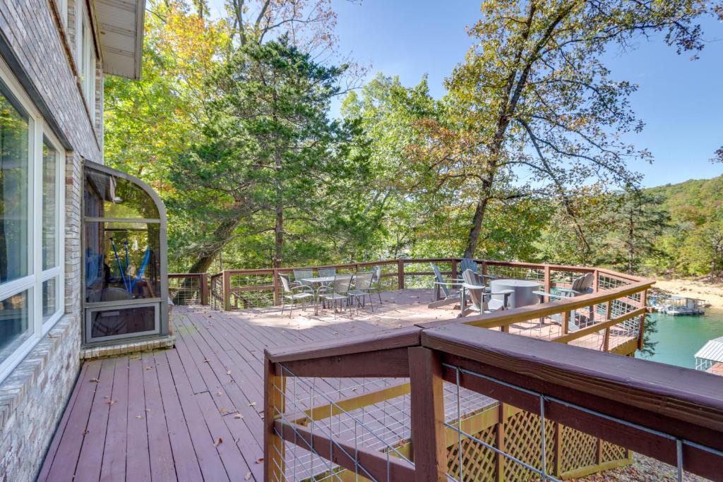 Sylvan Shores Apartment | Waterfront Beaver Lake Apt w/Deck