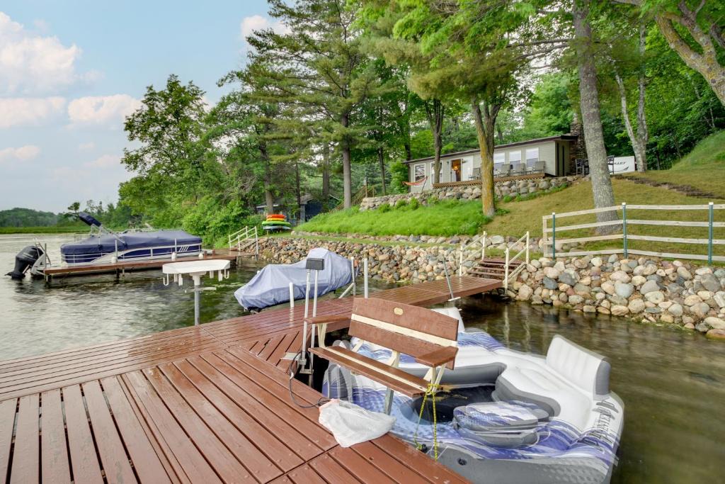 Aitkin House | Waterfront Big Pine Lake Cabin with Kayaks!