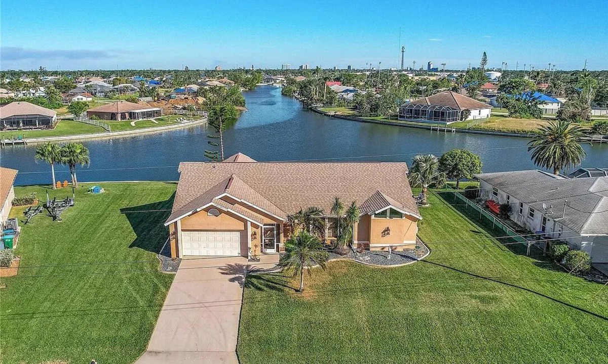 Fort Myers House | Waterfront Canal with Paddle boarding, kayaking, and fishing
