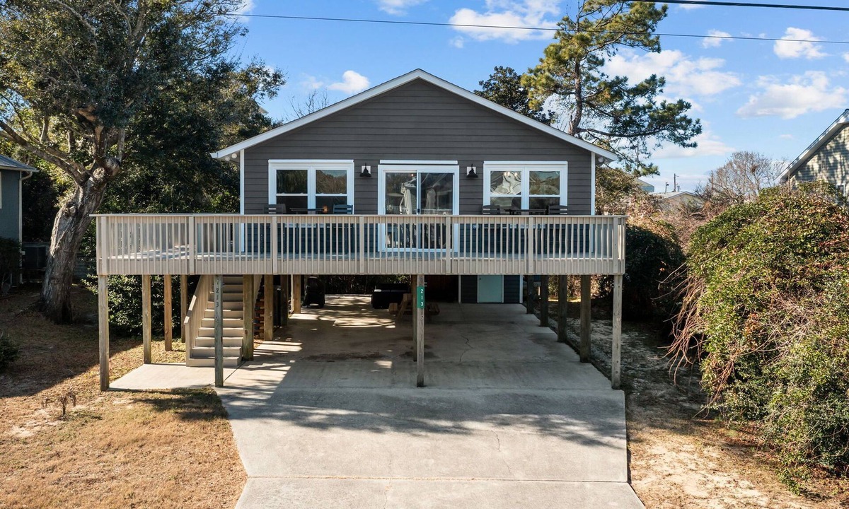 Emerald Isle Cottage | Welcome to your perfect pet-friendly Emerald Isle beach getaway!