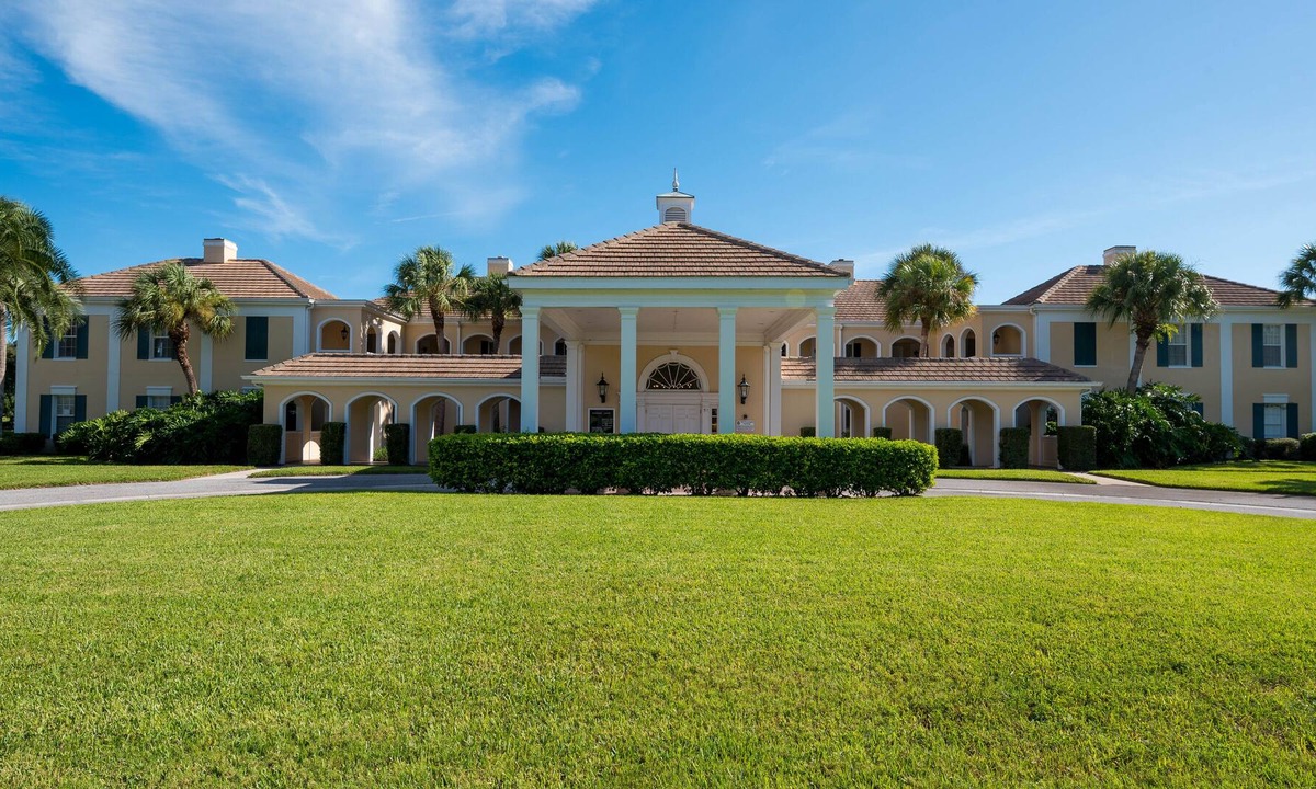 Osprey Village Apartment | Windsor Lodge Unit 10, studio, close to beaches, pool
