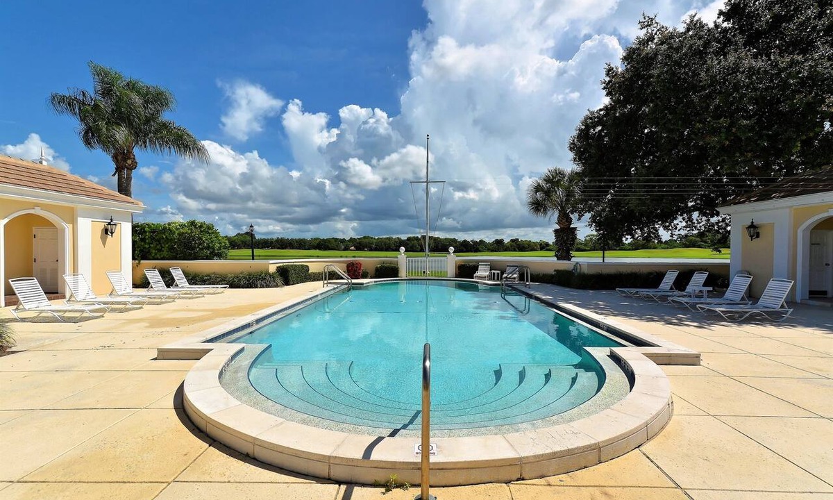 Osprey Apartment | Windsor Lodge Unit 15, studio, close to the beaches, pool access