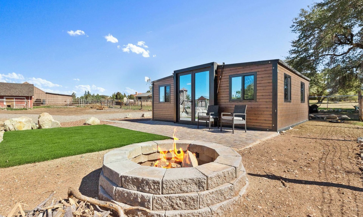 Williamson House | Zebra Ranch 2-br Tiny Home Mtn View Trails Brbq