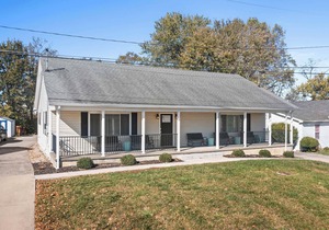 6BR Near Ark! Ample Parking, 3 Baths, Sleeps 16!