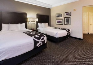 Ideal Location! Free Parking, Onsite Pool, Free Breakfast