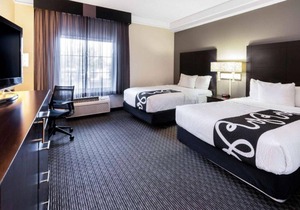 Prime Location! 2 Sleek Units, Onsite Pool, Free Parking, Free Breakfast