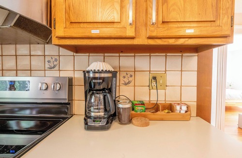 Cambridge House | 1000ft² 2BR with Free Parking, King Bed, WFH Setup, Near Harvard, MIT, & Tufts