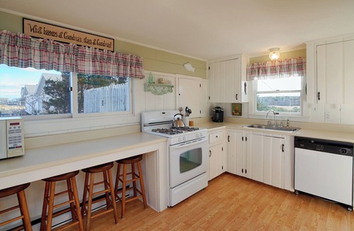 East Sandwich Cottage | 105 N. Shore Blvd B- Waterfront 3 BR Duplex on E. Sandwich Beach