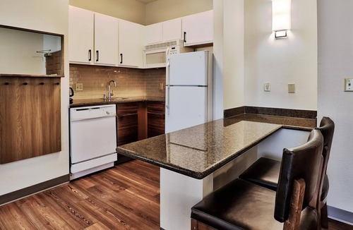 Albuquerque Apartment | 1BR Suite w/Hot Breakfast, Outdoor Pool & BBQ