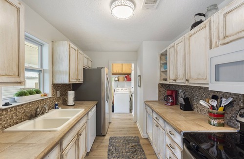 Kiska Beach House | 2 Blocks From Beach. Pet Friendly!