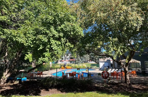 Plymouth Apartment | 2‑BR Vacation Retreat – Fully Furnished + Pool, Gym, High Speed WiFi