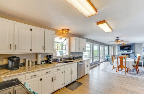 Osage Beach Cottage | 2 Decks, Lake Views! Group Escape in Osage Beach