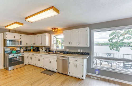 Osage Beach Cottage | 2 Decks, Lake Views! Group Escape in Osage Beach