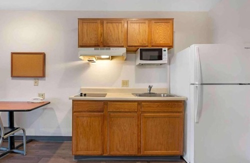 Sharonville Apartment | 2 Full Beds | Non-Smoking, Kitchen