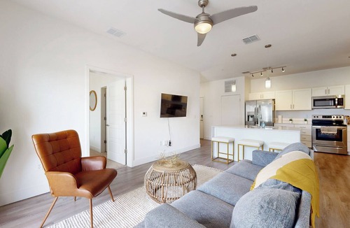 Gainesville Condo | 2 Mi to UF Campus! Modern Luxury Apt w/Pool