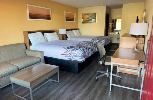 St. George Hotel | 2 Relaxing Rooms: Each with Desk & Private Bath Near Local Attractions