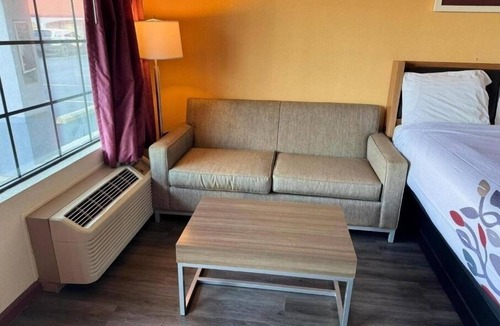 St. George Hotel | 2 Relaxing Rooms: Each with Desk & Private Bath Near Local Attractions
