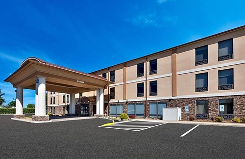 Chillicothe Hotel | 2-Star Hotel ∙ Holiday Inn Express Chillicothe East, an IHG Hotel