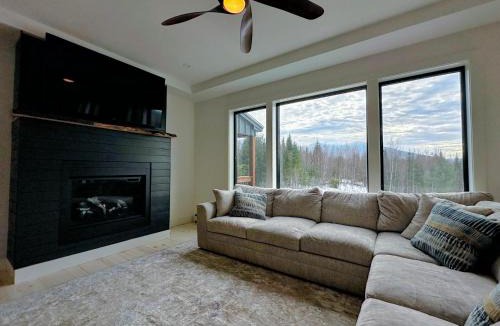 Franconia House | 2M New rustic contemporary home with stunning views, great amenities and perfect private location.