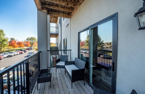 Springfield Apartment | 2nd Floor Apt + Amenities - South Springfield