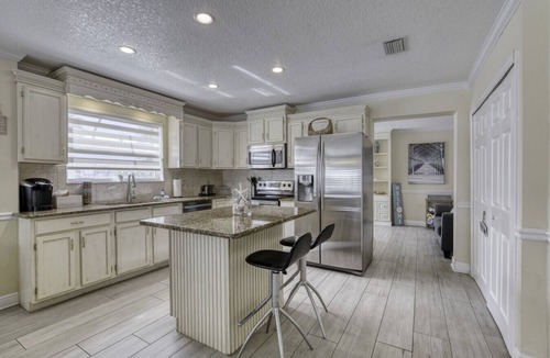 O'byrne House | 3 bedroom 2 bath home walking distance to beach!