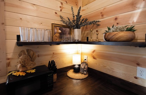 Stockton Cabin | 3 bedroom Cabin with covered porch -Hot tub & outdoor TV!