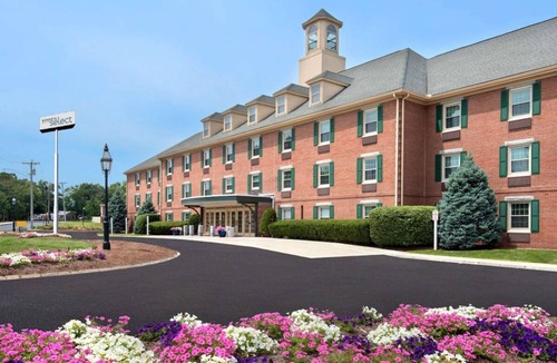 Woburn House | 3 Convenient Units! FREE Parking, Pets Allowed, Close to Burlington Mall!