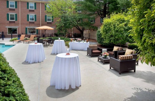 Woburn House | 3 Convenient Units! FREE Parking, Pets Allowed, Close to Burlington Mall!