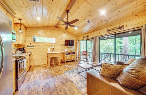 Broken Bow Cottage | 3 Mi to Beavers Bend State Park: Hot Tub Haven!