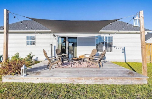 Murraysville Apartment | 4 Bed Beach Getaway! Fenced Yard + Garage Parking