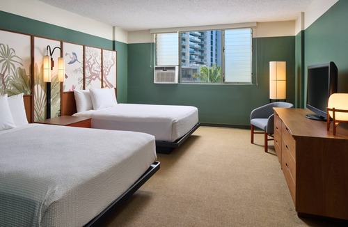 Ala Moana Hotel | 4 Spacious Units, Rooftop Pool Scene, Garden Surroundings, Steps from Downtown