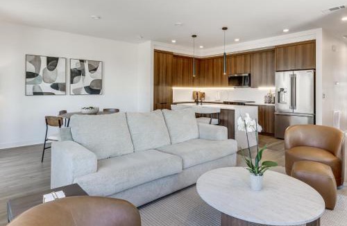 Bentonville - Fayetteville House | 5 Mi to Walmart AMP: Modern Townhome w/Yard!