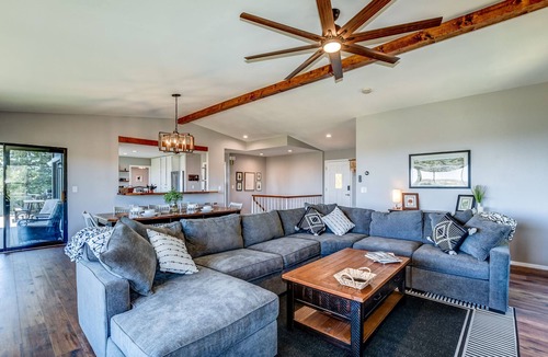 Prescott Cabin | 5BR Group Escape Game Room Views Sleeps 12 10 mins to DT EV charger