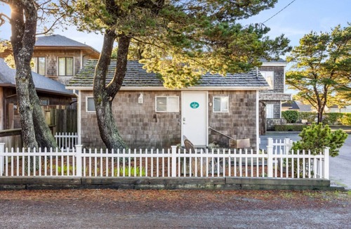 Downtown Cannon Beach Cottage | 9 Captains Cove: Coastal Escape | Walk to Beach | Dog-Friendly