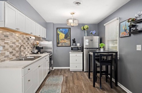 Bartonville House | A Post-Impressionist`s Muse: 2BD close to PIA