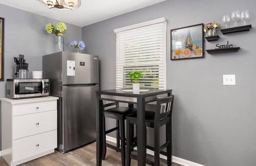 Bartonville House | A Post-Impressionist`s Muse: 2BD close to PIA