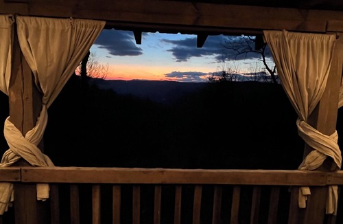 Piper Gap Cabin | A Unique Bed and Breakfast.Log Cabins, with Hot Tubs and Breakfast Delivered Each Morning :)